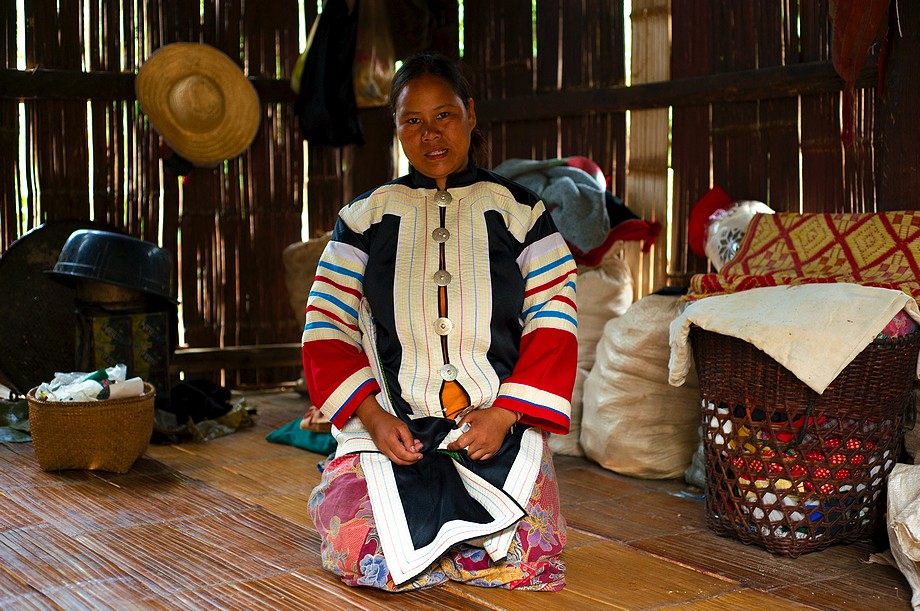 Tajlandia, Ban Look Kao Lam (okolice Soppongu), kobieta Lisu pozuje do zdjęcia w tradycyjnym stroju (Na północy Tajlandii i Laosu)